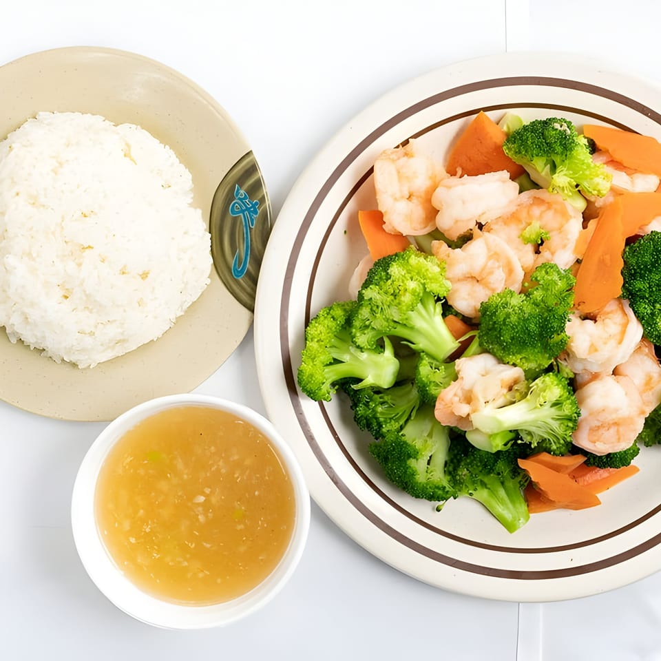 Mandarin Cafe's shrimp with broccoli and carrots, served with white rice and a side of sauce.